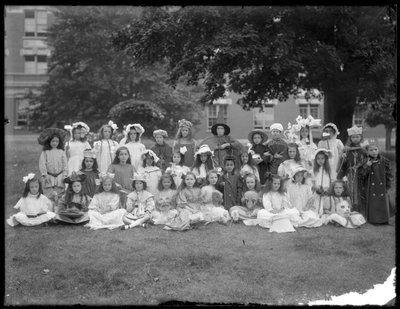 Groepsportret van kinderen uit het Rooms-Katholieke Weeshuis, Kingsbridge, Bronx, in kostuum voor een Moeder de Gans-feest, ca.1910 door William Davis Hassler