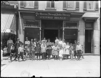 Groepsportret van kinderen voor het Steinway-filiaal van de Queens Borough Public Library, c.1910 door William Davis Hassler