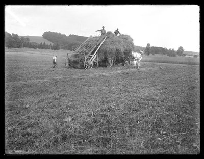 Hooikar, boeren en kinderen, met apparaat voor het tillen van het hooi, McCready Farm, Crawford County, Pennsylvania, ca. 1913 door William Davis Hassler