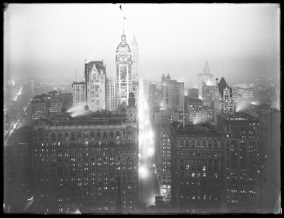 Hooghoekige mistige nachtzicht van lager Manhattan naar het noorden, met het Singer Building, Woolworth Building en Municipal Building zichtbaar, c.1913 door William Davis Hassler