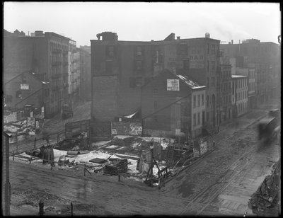 Hooghoekzicht op de kruisingen van Downing Street, West Houston Street en Varick Street, New York City door William Davis Hassler