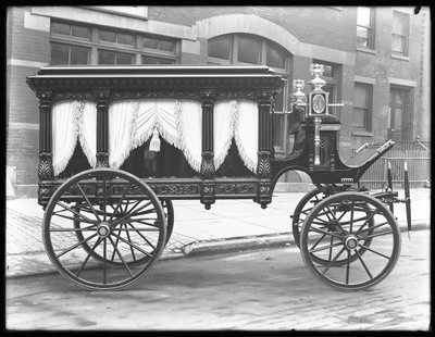 Paard-en-wagen lijkwagen van F.S. York, geparkeerd op W. 145th Street (of E. 145th Street), New York City, 1 december 1914 door William Davis Hassler
