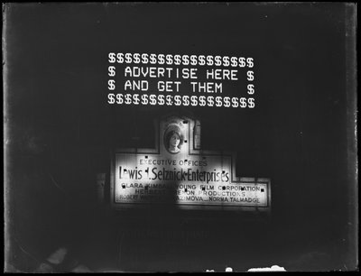 Verlicht reclamebord en schijnwerperbord voor Selznick Enterprises, New York City, januari 1917 door William Davis Hassler