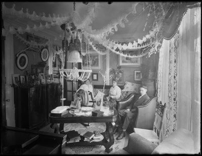 Interieur van de residentie van de heer en mevrouw William Mill Butler, versierd voor Kerstmis, 4 januari 1917 door William Davis Hassler