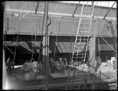 Een stoomschip laden vanaf het bovendek, Chelsea Piers, New York, 1912 door William Davis Hassler