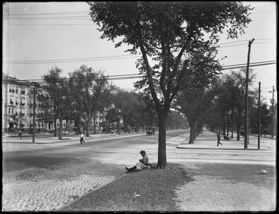 Man met strohoed en lunchpakket, Eastern Parkway bij Nostrand Avenue, Brooklyn, 31 augustus 1914 door William Davis Hassler