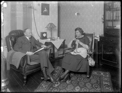 Mr. en Mrs. Austin Norris in onbekende woonkamer, c.1912 door William Davis Hassler