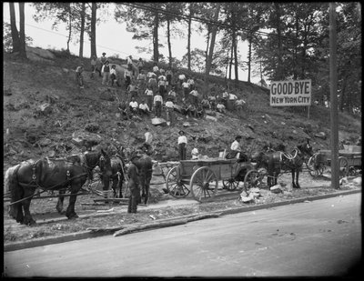 Noordelijke grens van New York City bij Broadway op 263rd Street, Bronx, kijkend naar het noorden, 8 juni 1914 door William Davis Hassler