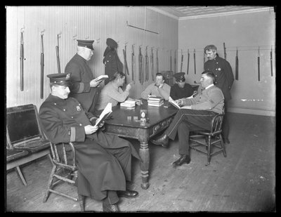 Officieren ontspannen in een niet-geïdentificeerd politiebureau, c.1913-14 door William Davis Hassler