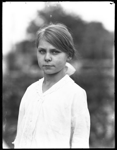 Buitenportret van een niet-geïdentificeerd klein meisje in een witte jurk, juli 1915 door William Davis Hassler