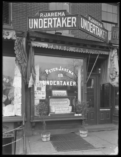 Peter Jarema, Oekraïense begrafenisondernemer, 115 Avenue A, New York City, 14 november 1914 door William Davis Hassler