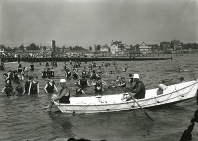 Roeiboot en zwemmers in het water, Coney Island, c.1910-21 door William Davis Hassler