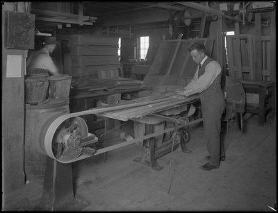 Schuren van lijsten bedoeld voor houten kisten, Oneida, New York, 3 april 1916 door William Davis Hassler