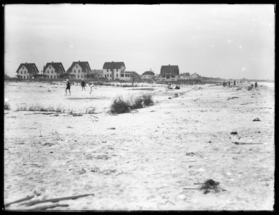 Tweede helft van een panoramisch uitzicht op kavels aan zee en het strand, Belle Harbor, Queens, 11 juli 1915 door William Davis Hassler
