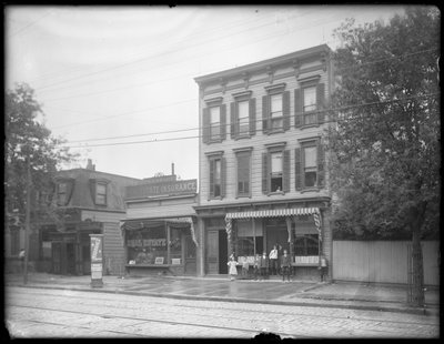 Zeven kinderen poseren voor een niet-geïdentificeerde tak van de Queens Borough Public Library, New York, ca. 1910 door William Davis Hassler