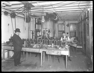 Werkplaats op de zesde verdieping, Geyser Electric Water Heater Company, 42 Hudson Street, New York City, 31 december 1914 door William Davis Hassler