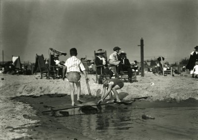 Twee kinderen spelen met houtresten in ondiep water, Coney Island, ca. 1910-21 door William Davis Hassler