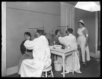 Twee patiënten worden onderzocht, Onderzoekskamer #1, Seton Hospital, Spuyten Duyvil, Bronx, 30 oktober 1914 door William Davis Hassler