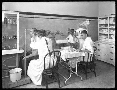 Twee patiënten worden onderzocht in de hoofdonderzoeksruimte van het Seton Hospital, Spuyten Duyvil, Bronx, 30 oktober 1914 door William Davis Hassler