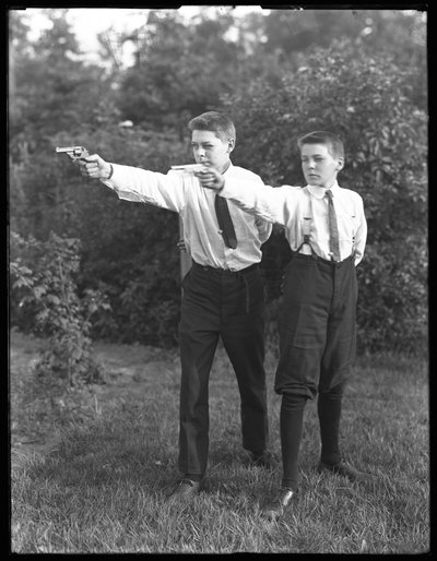 Twee Onbekende Jongens Poseren met Pistolen, juli 1915 door William Davis Hassler