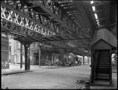 Onder de verhoogde spoorwegsporen op de hoek van Greenwich Street en Rector Street, New York City, 1 augustus 1914 door William Davis Hassler