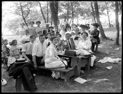 Ongeïdentificeerde informele groepsportret bij een picknick, ca. 1910 door William Davis Hassler