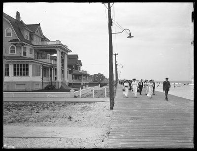 Uitzicht langs de Boardwalk vanaf Beach 125th Street, Belle Harbor, Queens, 11 juli 1915 door William Davis Hassler