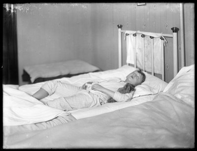 William Gray Hassler slaapt met zijn teddybeer, ca. 1913 door William Davis Hassler