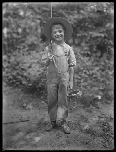 William Gray Hassler met strohoed en overall, met een hengel en mand in het bos, 20 augustus 1911 door William Davis Hassler