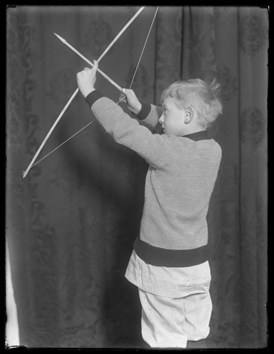 William Gray Hassler poseert met boog en pijl, c.1912 door William Davis Hassler