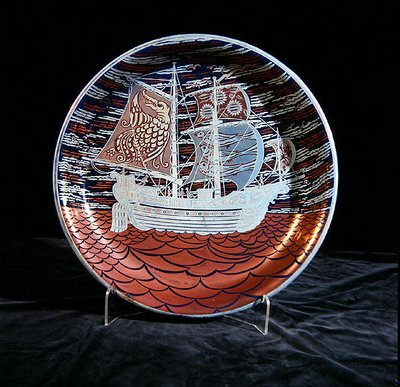 Schaal met zilveren glans, met een galei die vaart op een rode glanszee door William de Morgan