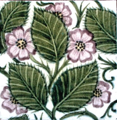 Tegel met bloemmotief door William de Morgan