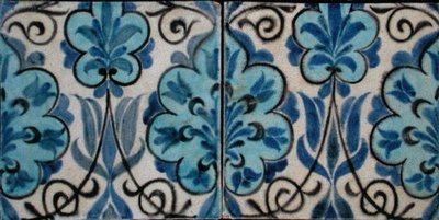 Twee tegels met Perzisch ontwerp door William de Morgan