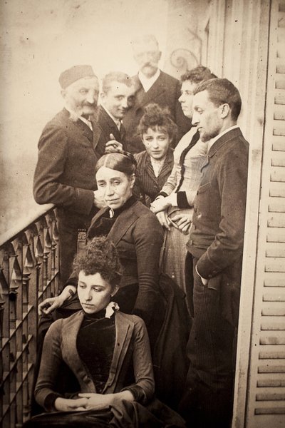 De Familie Claudel, Jessie Lipscomb, Ferdinand de Massary en zijn vader op het balkon van het appartement van 31 boulevard de Port Royal. (Op de voorgrond: Louise (geb. 1866), achter haar, Madame Claudel (geb. Louise Athanaise Brains in 1840) en Camille (1 door William Elborne