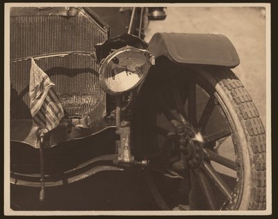 Close-up van beschadigde koplamp en grill op auto door William G. Swekosky