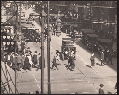 Sixth Street kijkend naar het noorden vanaf Olive Street door William G. Swekosky