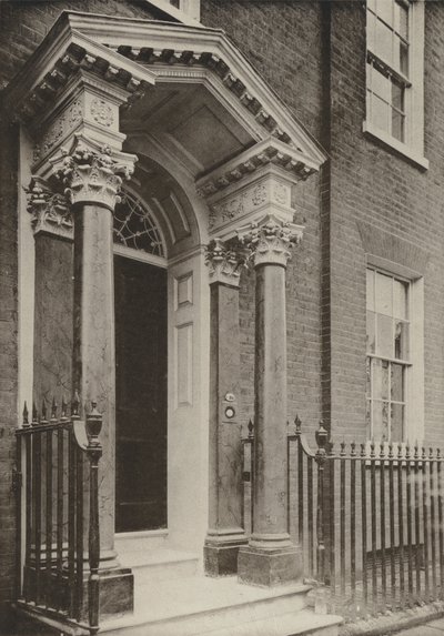 Deur, Brighton Road, Reigate, Surrey (zw/w foto) door William Galsworthy Davie