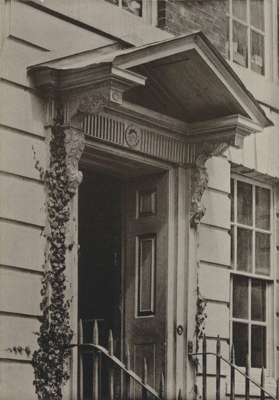 Deur, Castle Hill, Winchester (zwart-wit foto) door William Galsworthy Davie