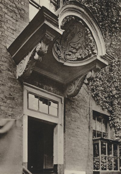 Deur, The Manor House, Bermondsey, Londen (zwart-wit foto) door William Galsworthy Davie