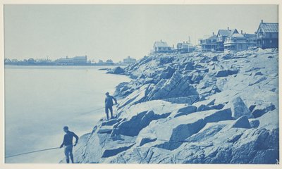 Twee mannen vissen vanaf rotsen bij een badplaats door William H. Cades
