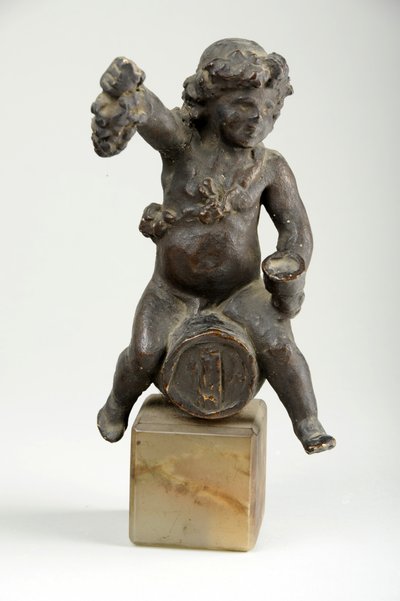 Cherub op een Wijnvat door William Hamo Thornycroft