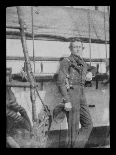 Een niet-geïdentificeerde marineofficier(?) staand bij de belaying pin rail aan de bakboordzijde van de 80-kanons driemaster HMS 