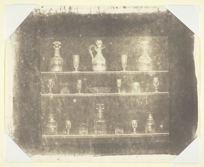 Voorwerpen van glas op drie planken door William Henry Fox Talbot