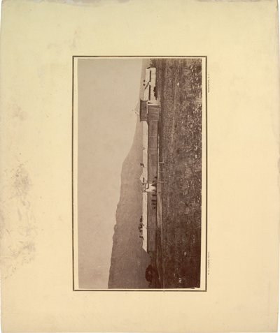 Uitzicht op een palissade met verschillende mannen verzameld bij de ingangspoort, 1871 door William Hicks Jackson