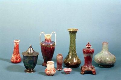 Groep aardewerken vazen en schalen gemaakt bij de Ruskin Pottery, 1898-1935 door William Howson Taylor