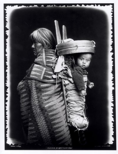 Navaho vrouw met een kind op haar rug, c.1914 door William Carpenter