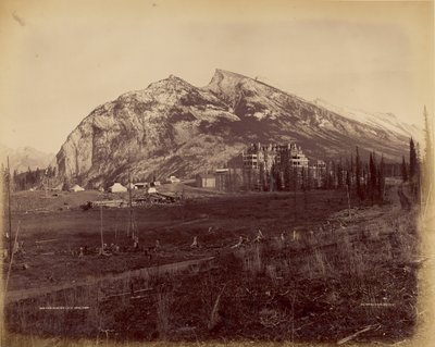 Twin Peaks en C.P.R. Hotel, Banff door William McFarlane Notman