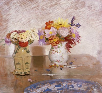 Twee Vazen met Bloemen en een Blauwe Schotel door William Nicholson