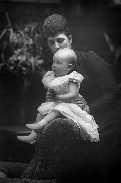 Prinses Louise 1867-1931 met haar dochter Prinses Alexandra 1891-1959, 1893 door William and Daniel Downey
