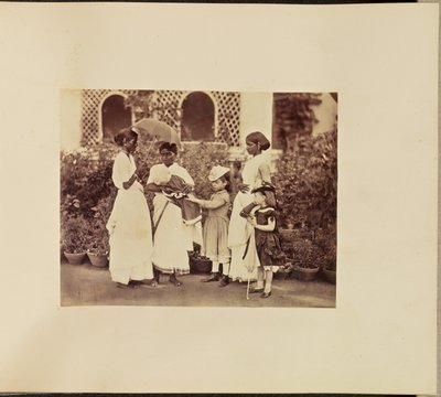 [Kaukasische kinderen met Ayahs] door Willoughby Wallace Hooper